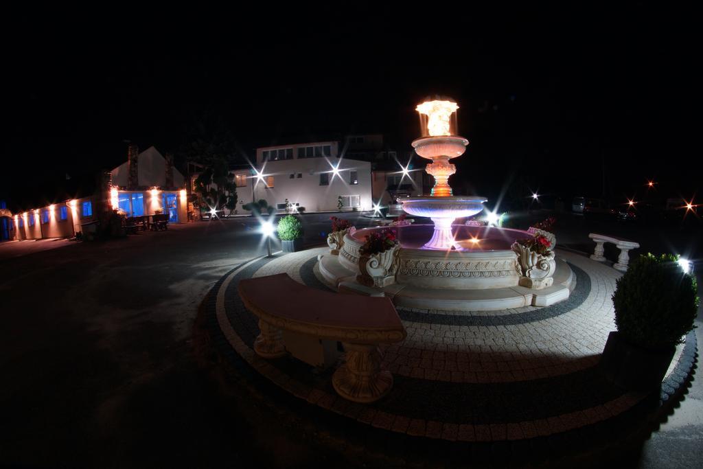 Willa Imperium Ostrowiec Świętokrzyski Extérieur photo